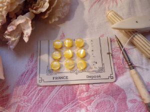 9 PETITS BOUTONS ANCIENS NACRE JAUNE