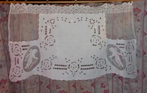   Rideau , broderie ancienne, dentelles et angelots