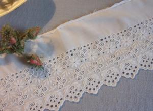 Jolie broderie anglaise ancienne réalisée à la main