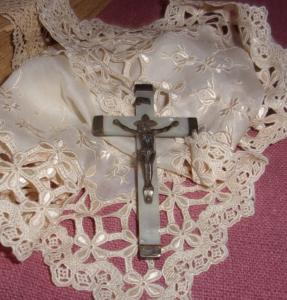 Jolie croix en nacre ancienne, souvenir de communion 1872