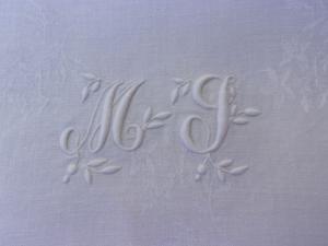  Superbe monogramme ancien MJ, brodé main sur serviette