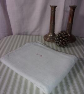 Lin ancien un peu rustique, petite nappe