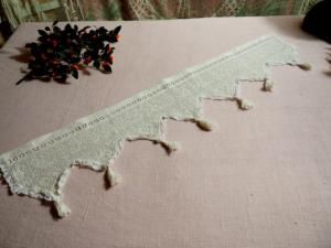 Petit rideau ancien , brise bise, broderie main Hardanger 