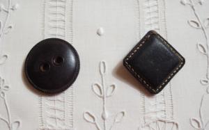 2 très gros boutons anciens en cuir