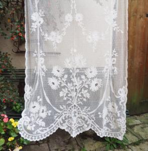 Joli rideau ancien tulle et fleurs , 1900, déco shabby