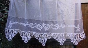 Large rideau en dentelles anciennes réalisées à la main,