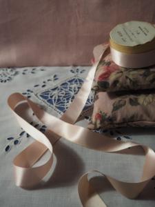 ruban ancien , rose pâle , souple et soyeux