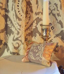 Charmant petit coussin porte-épingles, en tissu,  et broderies anciennes  , ou coussin de porte