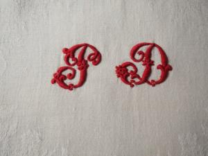 beau monogramme ancien PD , broderie rouge