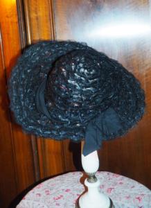 Joli chapeau ancien féminin noir, léger , pour déco