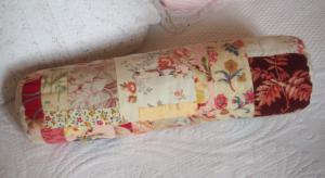 Coussin cale-dos en tissus anciens