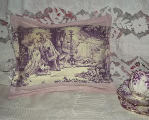 Coussin , rare tissu ancien " la belle au bois dormant "