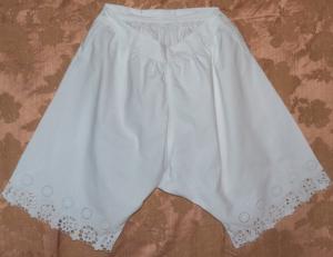 Belle culotte ancienne , importante broderie réalisée à la main