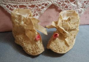 petits chaussons anciens de bébé, dentelle, déco shabby