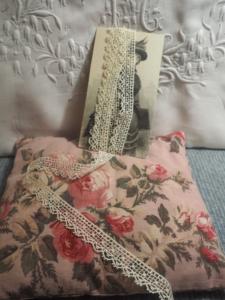 fine dentelle ancienne , coloris naturel