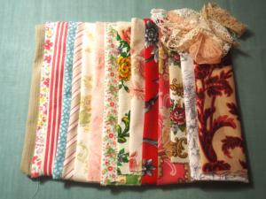 Un lot de tissus anciens pour créations et dentelles anciennes, patchwork , scrapbooking, livre textile