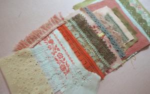 Lot de petits éléments anciens pour créations, scrapbooking, dentelles, tissus, galons