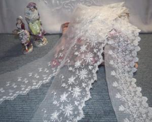 Lot de tulles anciens rebrodés, dentelle ancienne poupée