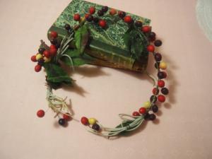 Grande branche ancienne de baies, ou couronne, fleurs anciennes