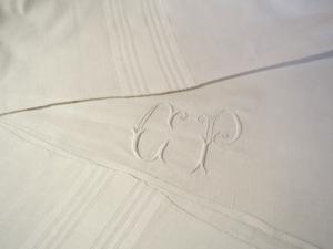Grande nappe ancienne en lin , monogramme CP