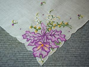 ravissante pochette ancienne brodée d'une fleur, petit mouchoir ancien, orchidée