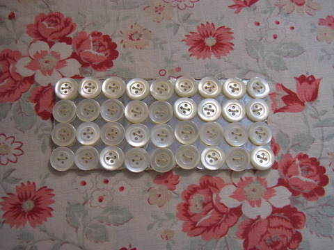 11mm mercerie ancienne couture Une plaquette de 36 boutons de  nacre 4 trous 