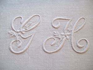  JOLI MONOGRAMME ANCIEN ..GH.. SUR SERVIETTE.