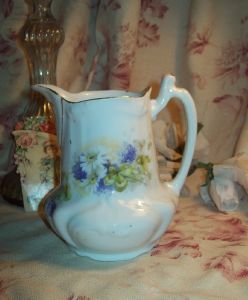 JOLI POT A LAIT ANCIEN EN PORCELAINE DE LIMOGES