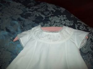 JOLIE PETITE ROBE ENFANT . ANCIENNE BRODEE...POUPEE, PETITE TAILLE