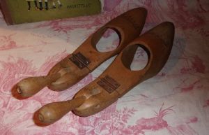 Une paire d'embauchoirs anciens  en bois, formes pour chaussures