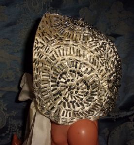  JOLI BONNET ANCIEN DE BEBE BRODERIE DE PERLES. coiffe bretonne de baptême   ))))