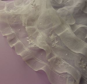 TRES JOLIE ROBE ANCIENNE POUR ENFANT EN TULLE BRODE