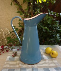 GRAND BROC ANCIEN EN TOLE EMAILLEE BLEUE