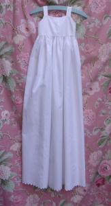 Très longue robe blanche ancienne pour bébé, baptême