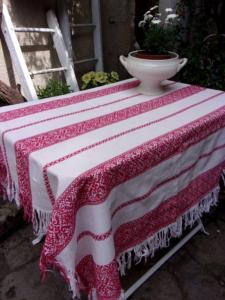  Jolie nappe ancienne ou dessus de table , motifs rouges, nappe rustique