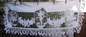  Superbe rideau ancien ou cantonnière , entièrement brodé main, motifs d'anges