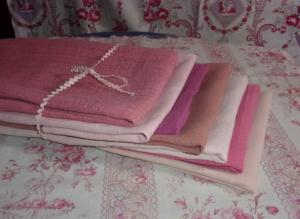Bon lot de lins  anciens teints pour créations et chanvre coloris rose