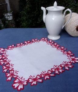 serviette ancienne, brodée main avec relief  , trèfles à 4 feuilles, rouge , napperon