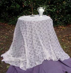 " Rideau ancien , nappe , en tulle rebrodé
