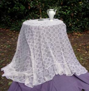 Rideau ancien , nappe , en tulle rebrodé