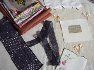   lot éléments anciens pour scrapbooking, tissus, broderies , dentelle , shabby-chic