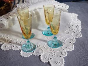 Un joli petit verre ancien à liqueur, bleu et ambre