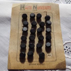 6 petits boutons noirs anciens
