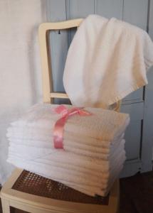 4 serviettes anciennes pour la toilette , éponge blanche