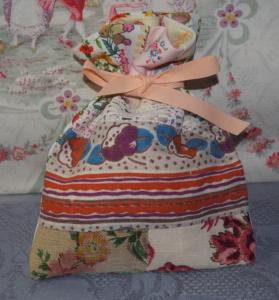 petite pochette en tissus anciens pour emballage cadeau, herbes , lavande , etc ....