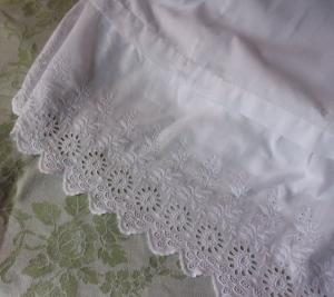  LONG JUPON ANCIEN .Très belle broderie main, broderie anglaise 
