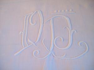 GRAND MONOGRAMME ANCIEN .. DD. LARGE BRODERIE, revers de drap, rideau