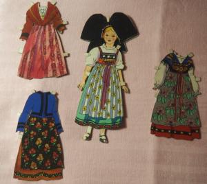 Petite poupée ancienne en carton et ses costumes. Alsace