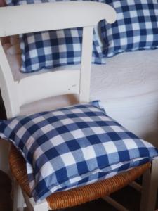 Coussin tissu ancien ou vintage, carreaux bleus et blancs