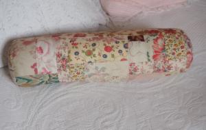 Coussin cale-dos en tissus anciens